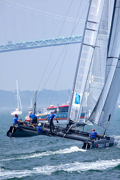 catamarán yacht racing en un equilibrio maneuve - botavara fotografías e imágenes de stock