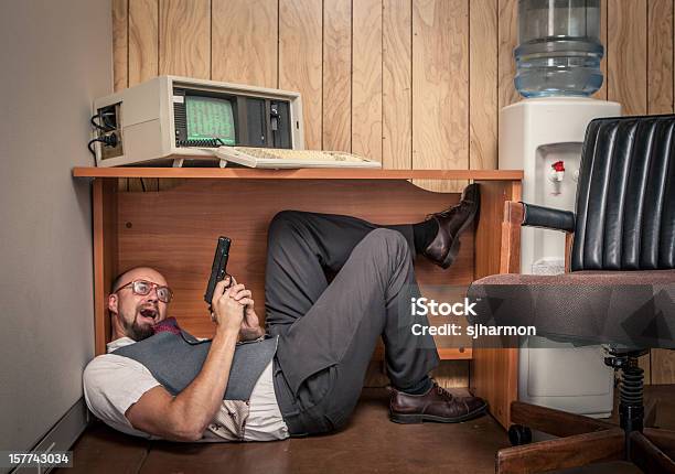 Foto de Medo De Despertar Arma Weilding Trabalhador De Escritório 1980 O Computador De Estilo e mais fotos de stock de Esconder