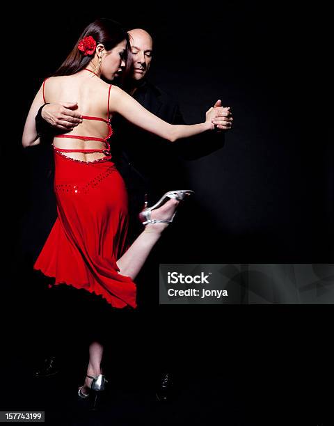 Пара Делать Tango — стоковые фотографии и другие картинки Танго - танец - Танго - танец, Красный, 30-39 лет