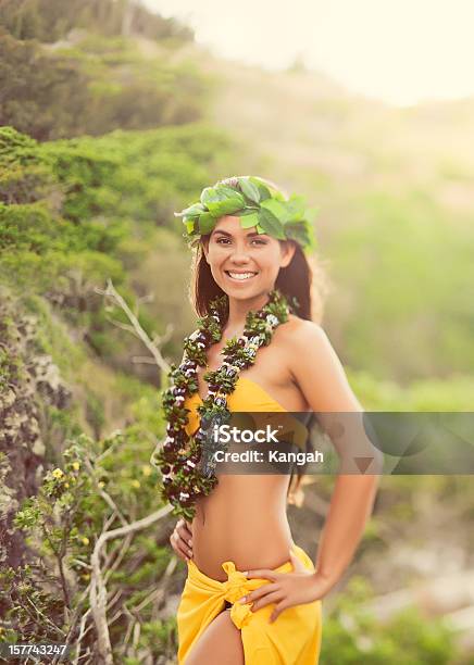 Bella Danzatrice Di Hula - Fotografie stock e altre immagini di Isole Hawaii - Isole Hawaii, Adolescente, Adulto