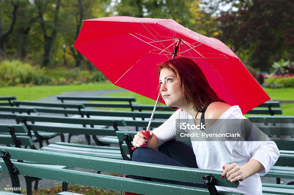 Surpris femme avec parapluie sous la pluie. - Photo de Parapluie libre de droits