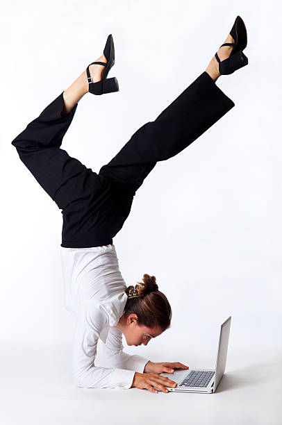 mulher de negócios fazendo acrobacias na laptop - flexibility business gymnastics exercising - fotografias e filmes do acervo