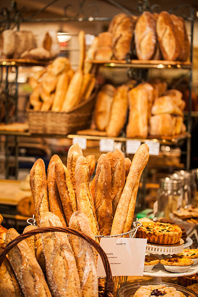 artisian хлеб багет и выпечкой, отображаются в bakery - soda bread bread brown bread loaf of bread стоковые фото и изображения