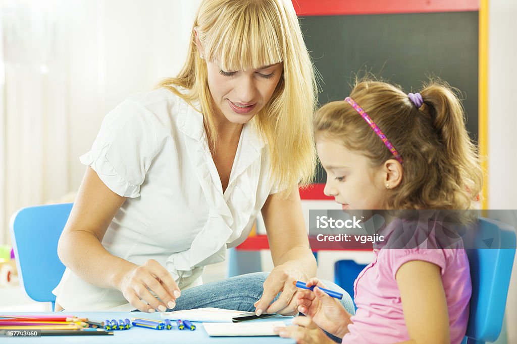 Discurso terapeuta interactuando con niño - Foto de stock de Logopedia libre de derechos