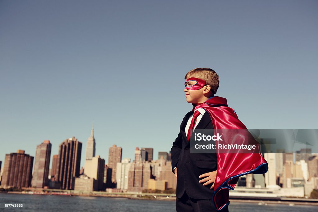 Garçon habillé d'affaires en Costume de super-héros dans la ville de New York - Photo de Enfant libre de droits