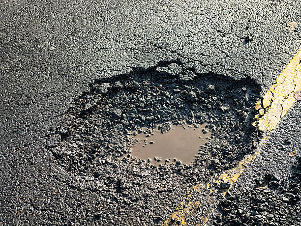 peligroso bache en la ruta - road street thoroughfare hole fotografías e imágenes de stock