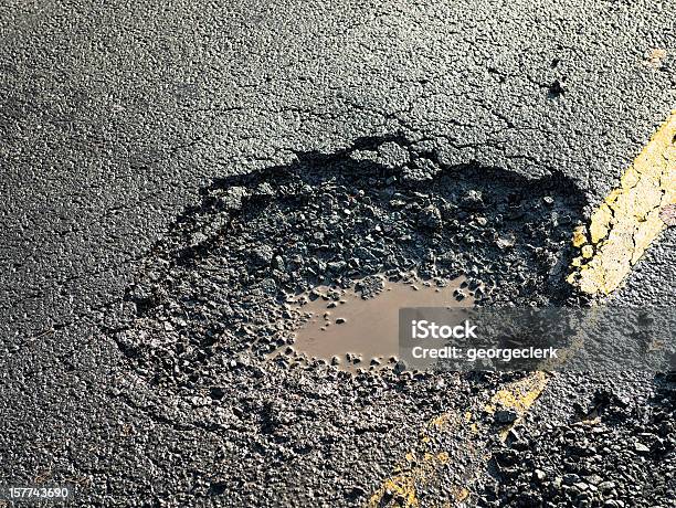 危険なポットホールの Road - 道路の穴のストックフォトや画像を多数ご用意 - 道路の穴, 道路, イギリス