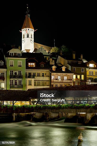 Brücke Und Gebäude In Thun Bei Nacht Stockfoto und mehr Bilder von Abenddämmerung - Abenddämmerung, Alt, Außenaufnahme von Gebäuden