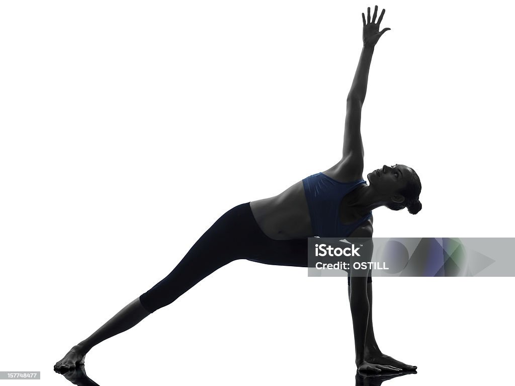 Mujer el ejercicio de yoga estiramientos postura de triángulo - Foto de stock de Adulto libre de derechos