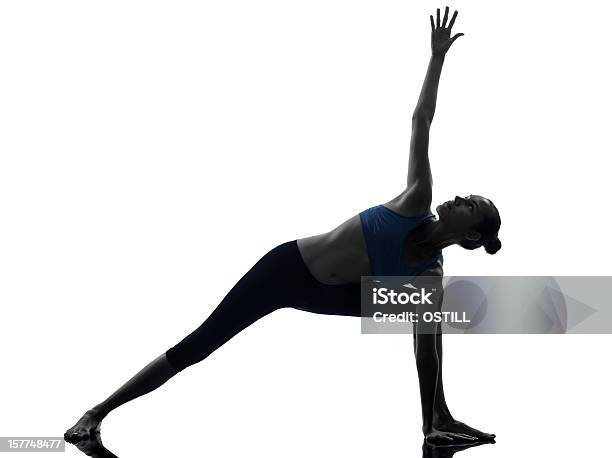 Mujer El Ejercicio De Yoga Estiramientos Postura De Triángulo Foto de stock y más banco de imágenes de Adulto