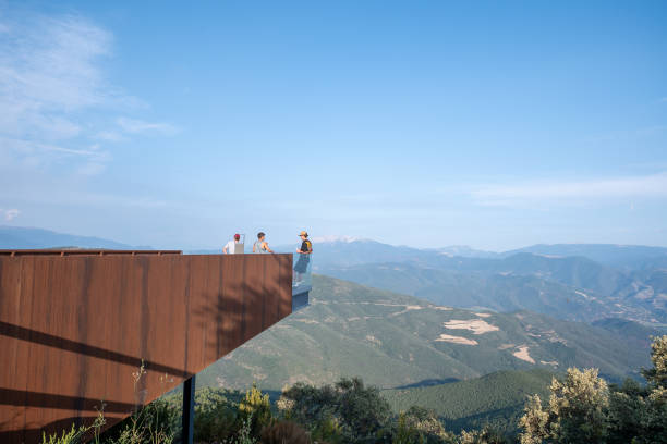 menschen am mirador de la creu de guils del cantó in lleida, katalonien im jahr 2023. - vall de boi stock-fotos und bilder