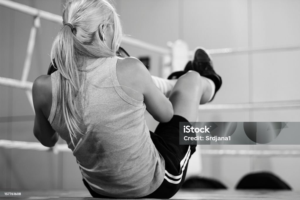 boxer femelle faire sit-ups sur le ring - Photo de Adulte libre de droits