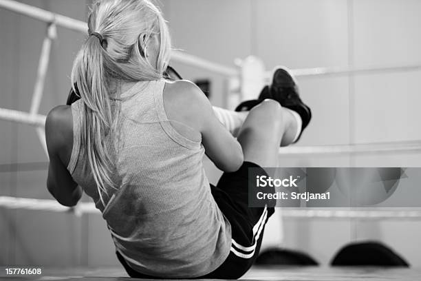 Photo libre de droit de Boxer Femelle Faire Situps Sur Le Ring banque d'images et plus d'images libres de droit de Adulte - Adulte, Boxe - Sport, D'ascendance européenne