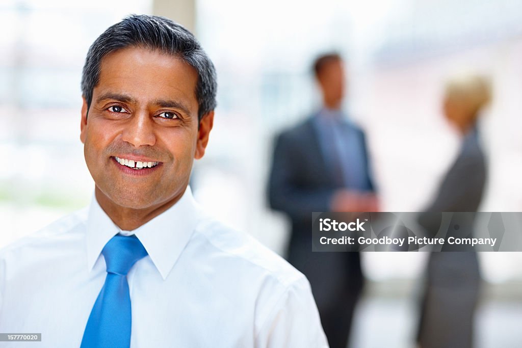 Feliz Empresário sorridente com executivos do fundo - Foto de stock de 40-49 anos royalty-free