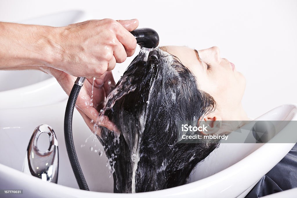 Peluquería lavado después de colorear cabello de mujer - Foto de stock de 30-39 años libre de derechos