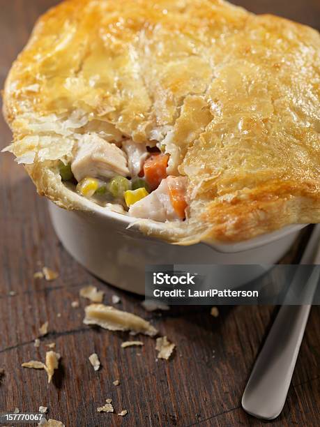Chicken Pot Pie Stockfoto und mehr Bilder von Hühnereintopf - Hühnereintopf, Fleischeintopf, Blätterteig-Gebäck
