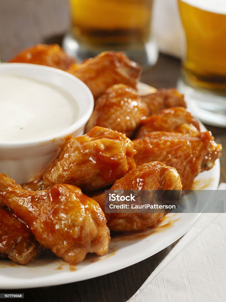 Alas de pollo caliente y cervezas - Foto de stock de Ala de pollo libre de derechos