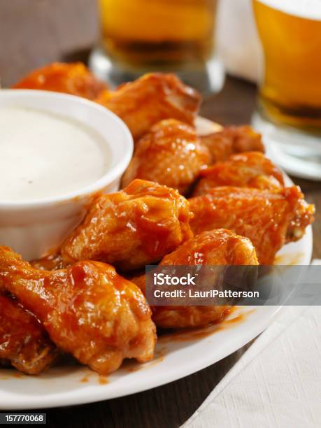 Alas De Pollo Caliente Y Cervezas Foto de stock y más banco de imágenes de Ala de pollo - Ala de pollo, Ala de animal, Alimento