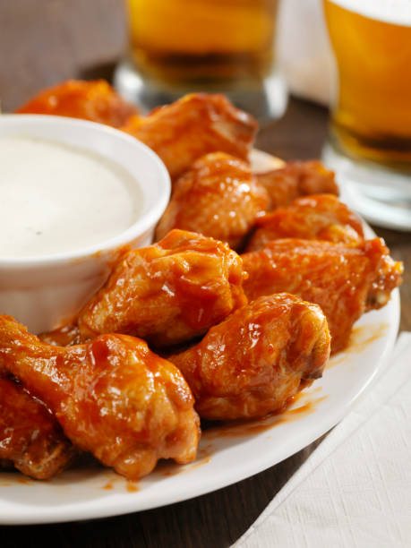 skrzydełka z kurczaka i piwo - beer wing spicy chicken wings chicken wing zdjęcia i obrazy z banku zdjęć