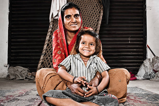 indian mãe com sua jovem filha - india slum poverty family - fotografias e filmes do acervo