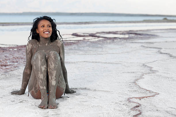 cuerpo de barro tratamiento. - dead sea fotografías e imágenes de stock