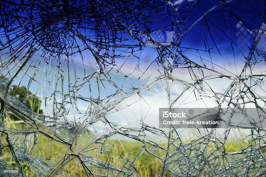 Vetro rotto auto - Foto stock royalty-free di Composizione orizzontale