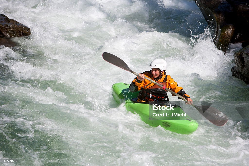 Femme pagayer un canoë-Kayak sur la rivière, dans le Montana. - Photo de Activité libre de droits