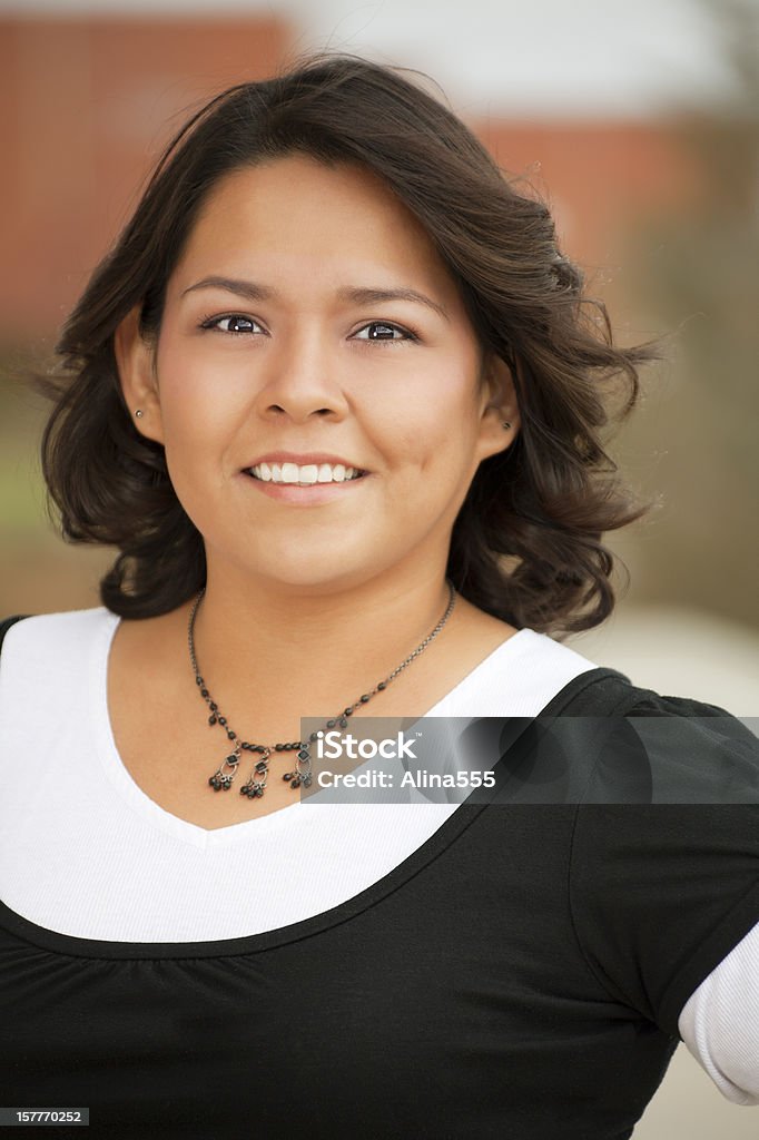 Retrato ao ar livre de uma bela mulher sorridente nativo americano - Foto de stock de Adolescente royalty-free