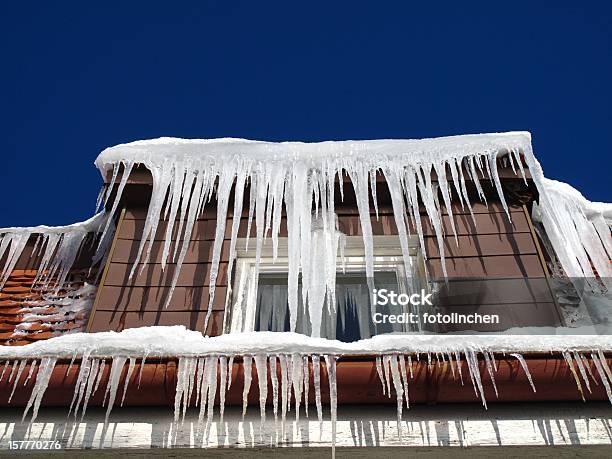 Icicles Stockfoto und mehr Bilder von Eiszapfen - Eiszapfen, Eis, Fenster