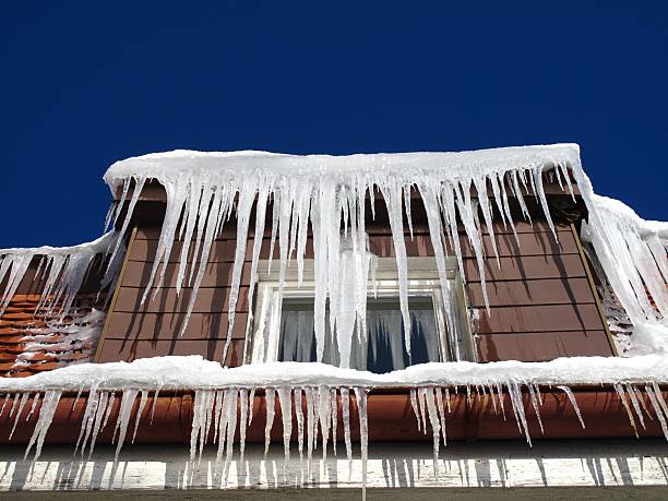 icicles - hausdach fotografías e imágenes de stock