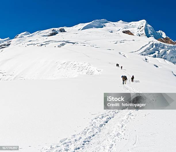 Escalada Mountaineers Alta Altitude Neve Mera Glacier Peak Himalaias Nepal - Fotografias de stock e mais imagens de Sherpa