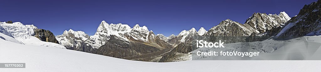 Elevata altitudine montagna selvaggia bianco ghiacciai i picchi innevati panorama - Foto stock royalty-free di Alpinismo