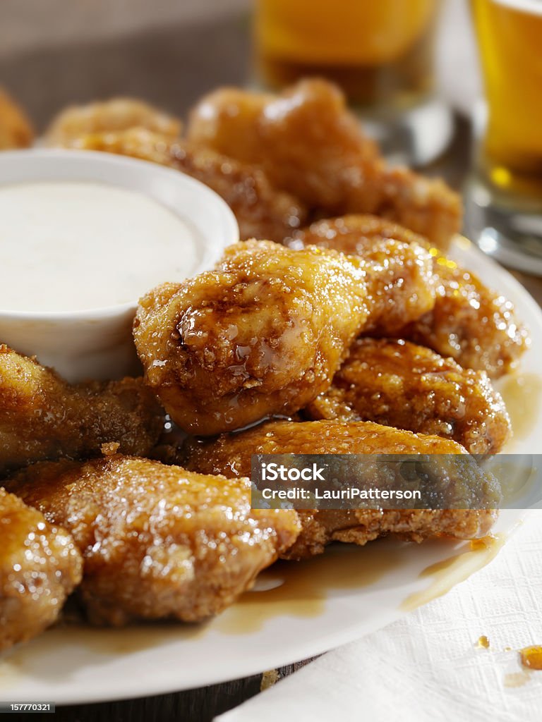 Knusprige Honig Knoblauch-Chicken Wings und Bier - Lizenzfrei Honig Stock-Foto