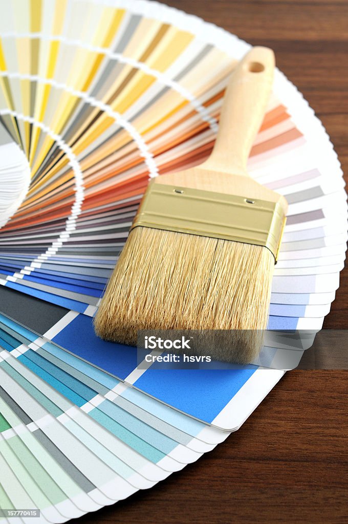 Farbprobe für Renovierung mit Pinsel - Lizenzfrei Anleitung - Konzepte Stock-Foto