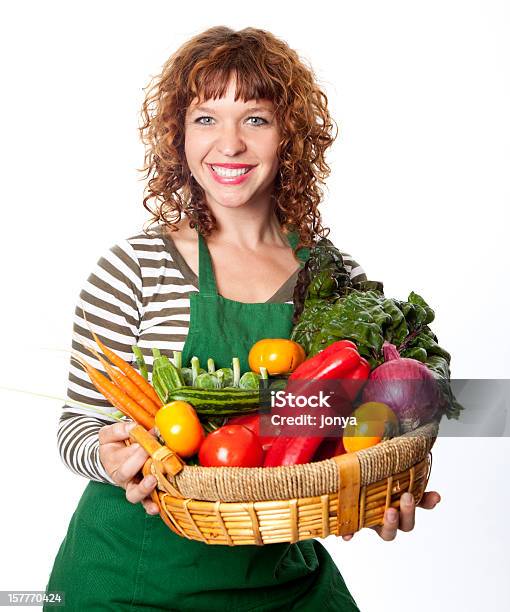 Felice Verde Fruttivendolo Con Cesto Di Verdure - Fotografie stock e altre immagini di Donne - Donne, 25-29 anni, Agricoltura