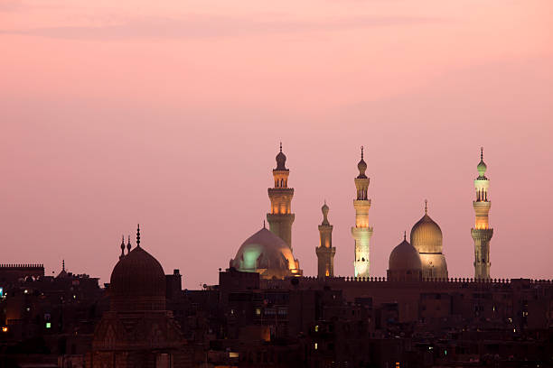 kairo sonnenuntergang mit towers - cairo egypt mosque minaret stock-fotos und bilder