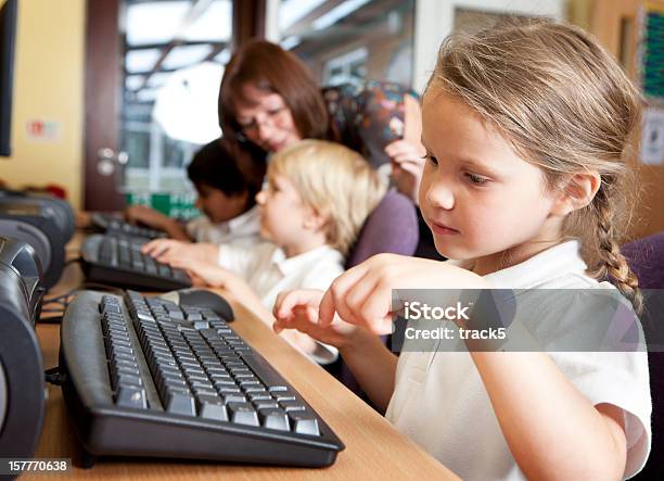 小学校初めてのコンピュータ - ポートレートのストックフォトや画像を多数ご用意 - ポートレート, コンピュータ, 子供