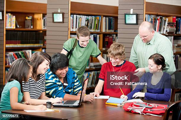 Foto de Estudar e mais fotos de stock de Adolescente - Adolescente, Aluno do Ensino Médio, Amizade