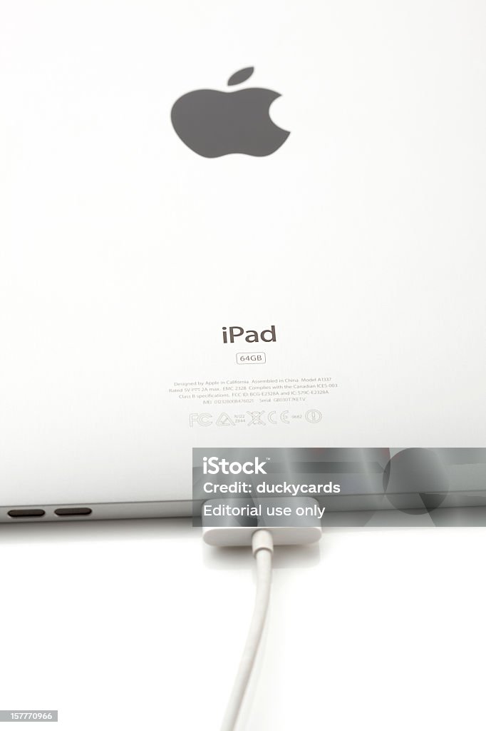Apple iPad con caricabatteria - Foto stock royalty-free di Big Tech