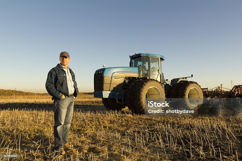 Agricultor em um campo colhido - Foto de stock de Agricultor royalty-free