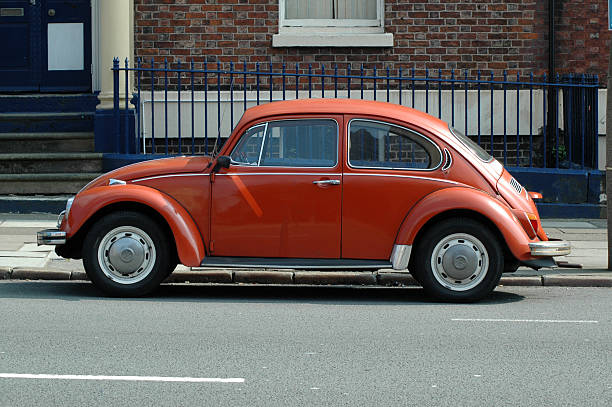 casco naranja volkswagen escarabajo en la calle - car obsolete old editorial fotografías e imágenes de stock
