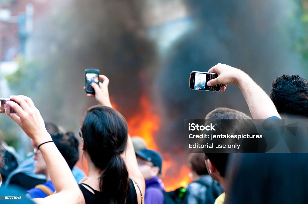 Espectadores grabar a fuego - Foto de stock de Disturbios libre de derechos