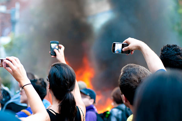 Espectadores gravação de um incêndio - foto de acervo