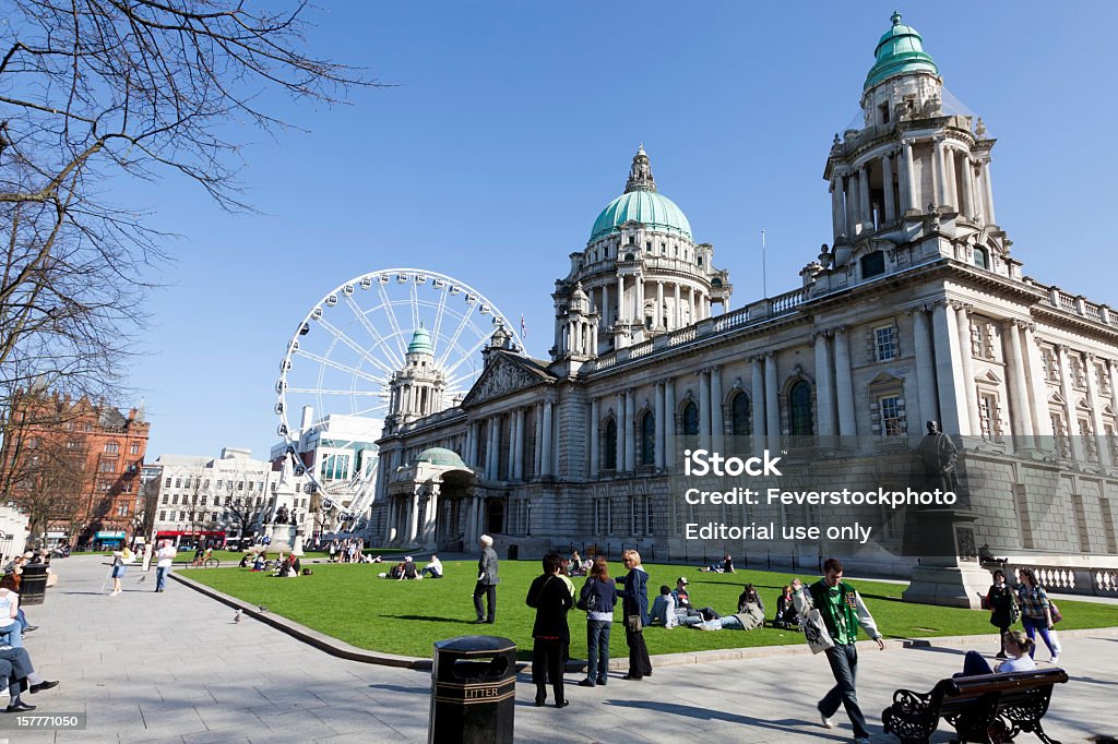 Pessoas beneficiando o tempo, Câmara da cidade de Belfast, Irlanda do Norte - Royalty-free Andar Foto de stock