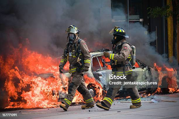 Огонь Боевиков Перед Сжигая Автомобиль — стоковые фотографии и другие картинки Пожарный - Пожарный, Канада, Бунт