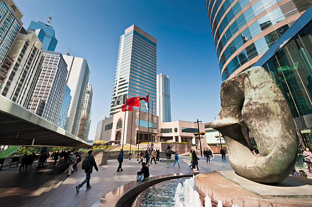 hong kong exchange square en el centro de la ciudad rascacielos - photography tower cityscape flag fotografías e imágenes de stock