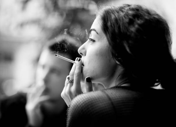 Casal fumantes no café turco. - foto de acervo