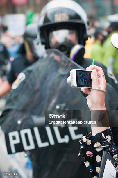 연립 있는 경찰관 경찰관에 대한 스톡 사진 및 기타 이미지 - 경찰관, 보호, 폭동