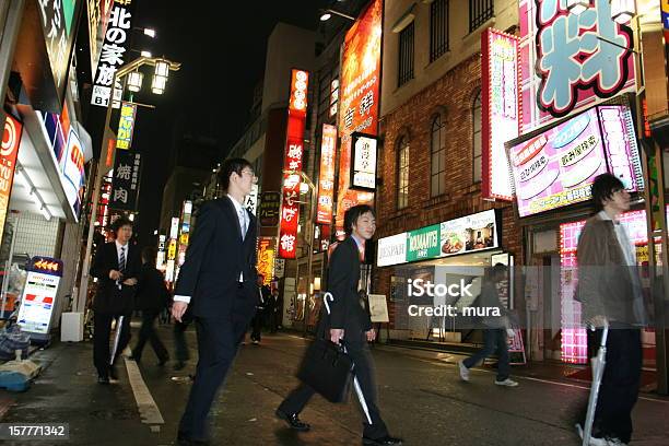 ビジネスマンのナイトライフ東京 - ちやほやのストックフォトや画像を多数ご用意 - ちやほや, カラー画像, スーツ