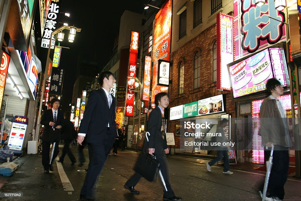 Бизнесмен, ночной жизни в Токио - Стоковые фото Поклонение роялти-фри
